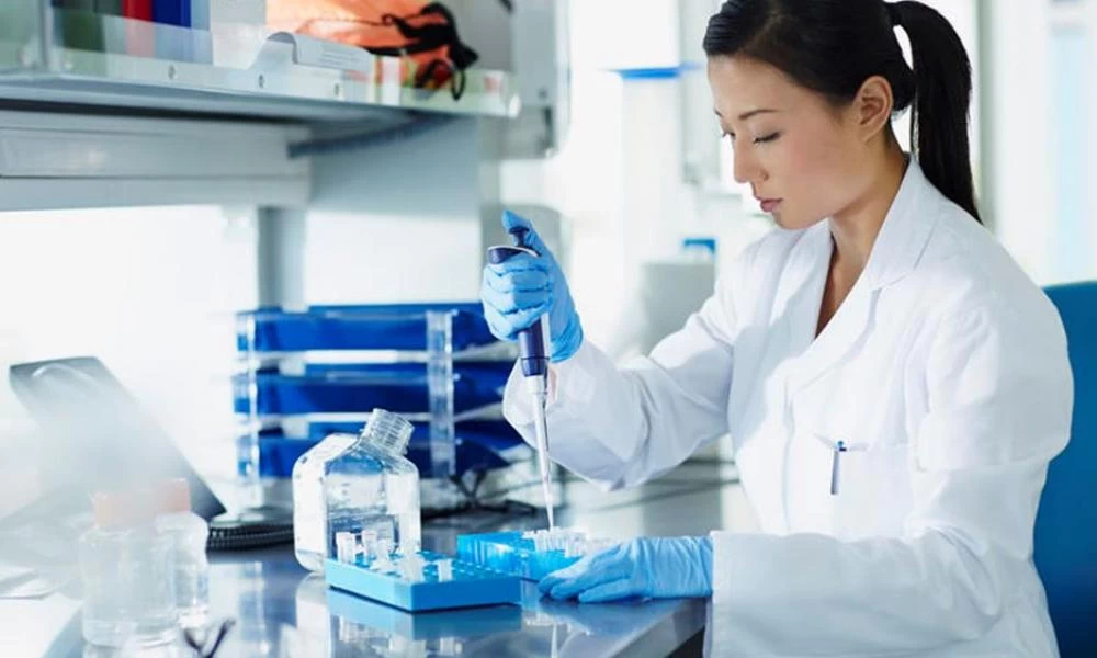 Γαλλία: Το εμβόλιο της Sanofi θα συντηρείται σε απλό ψυγείο, σε αντίθεση με της Pfizer